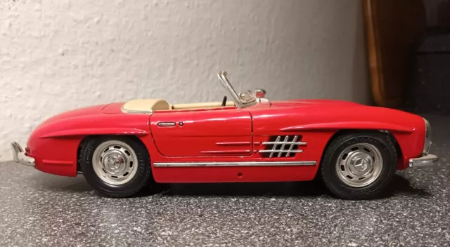 Modellauto Mercedes 300 SL im Maßstab 1:18 als Ersatzteil/defekt