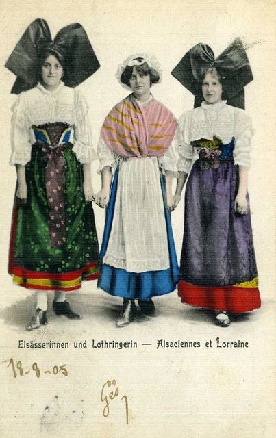ImagesDéfense - Portraits de jeunes femmes revêtues du costume traditionnel alsacien à Erstein