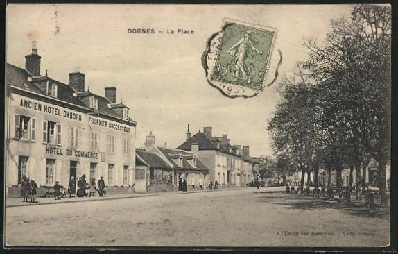 CPA Dornes, Hotel du Commerce et la Place