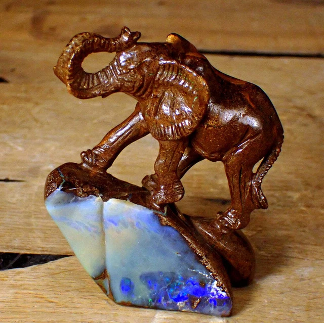 Boulder Opal Schnitzerei aus Australien, hergestellt in Idar-Oberstein - 103,49g