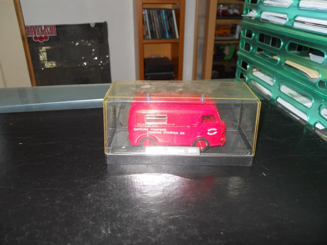Camionnette Publicitaire Peugeot D4A Sarb Aliments Animaux - échelle 1/43, Collection Hachette