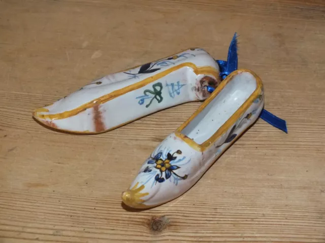 Paire de souliers anciens en faience de Nevers - Antoine Montagnon