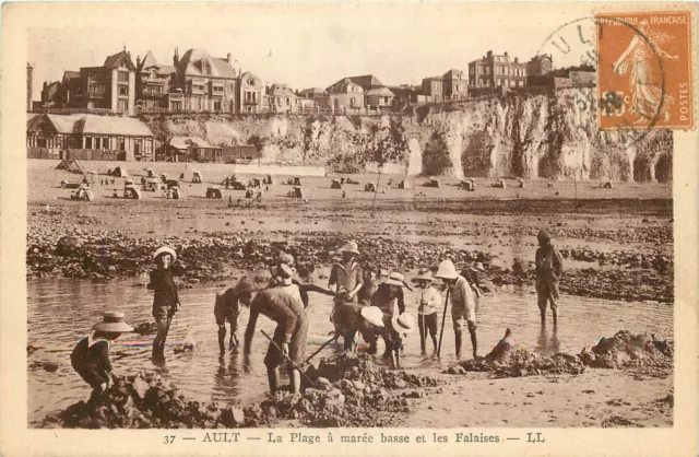 80  Ault  La Plage A Maree Basse Et Les Falaises