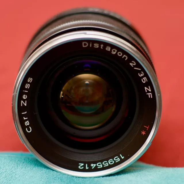 NEAR MINT Zeiss Distagon 35mm f/2 Lens - Nikon F-Mount