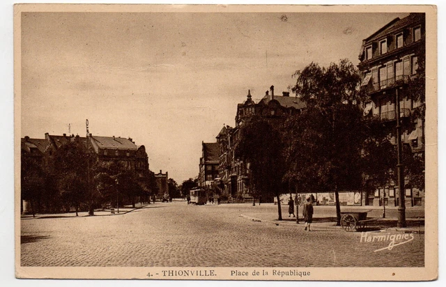 THIONVILLE - Moselle - CPA 57 - Place de la République - Tramway PP