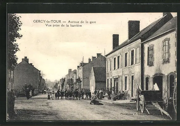 CPA Cercy-la-Tour, Avenue de la Gare, Vue prise de la barrière
