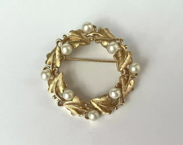 VINTAGE CROWN TRIFARI Gold Tone Faux Pearls Ribbon Style Wreath