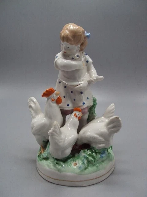 Ragazza che dà da mangiare ai polli uccelli figurine di porcellana russa...