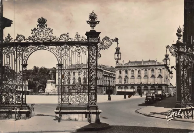 CPM - NANCY Place Stanislas, Jean Lamour Grids