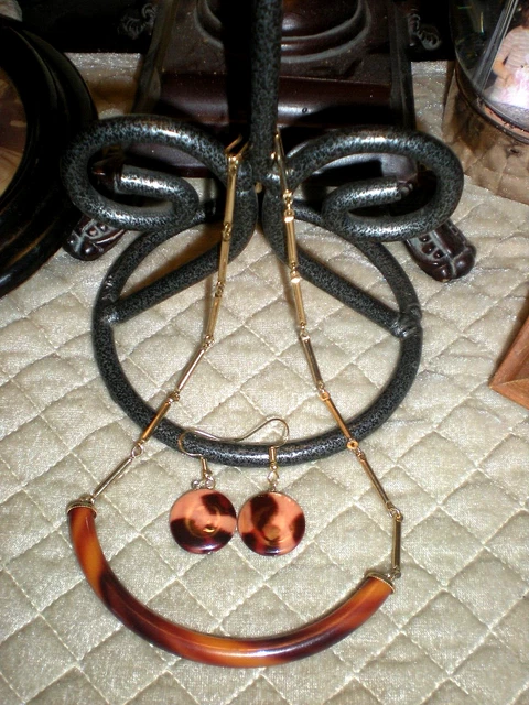 Vtg. Sarah Coventry Lt./Dk. Brown Leopard Style Lucite Pendant Necklace/Earrings
