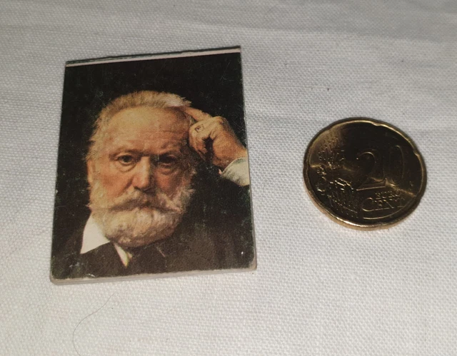 Poupée bleuette ancienne : beau petit livre minuscule sur Victor Hugo