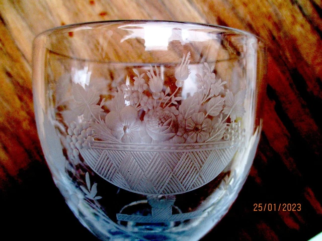 Verre XVIII XIX ème gravé motif "panier de fruits"