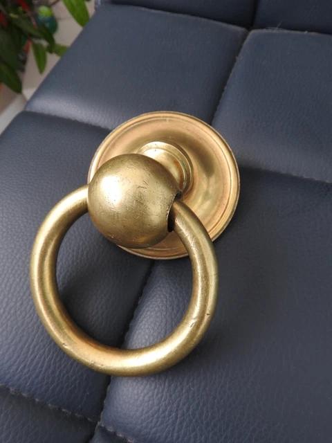 Photo Libre De Droit De Gros Plan Dun Heurtoir De Porte En Forme Duroboros Un Ancien Symbole Repr%c3%a9sentant Gm1425254675 469775323