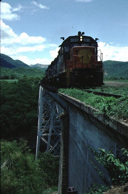 NdeM EMD GP38-2 Kodachrome original Kodak Slide