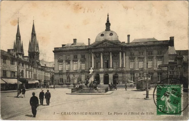 CPA CHALONS-sur-MARNE - La Place et l'Hotel de Ville (126128)