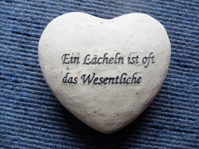 DEKO HERZ Mit Spruch "Ein Lächeln ist oft das wesentliche Grau Hell