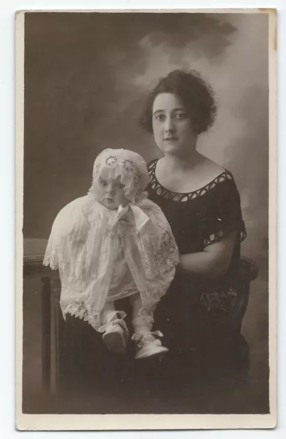 BM471 Carte Photo vintage card RPPC Femme avec bébé dans les bras mode fashion