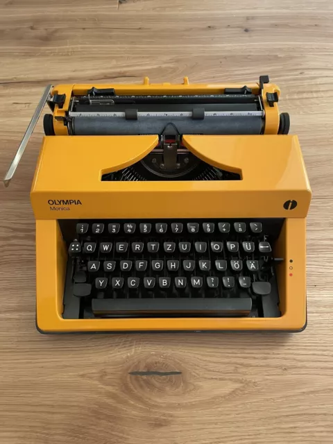 Olympia Monica, Reiseschreibmaschine gelb orange Vintage Kofferschreibmaschine