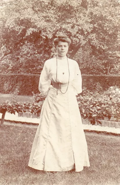 BD916 Carte Photo vintage card RPPC Femme woman robe dress jardin fashion mode