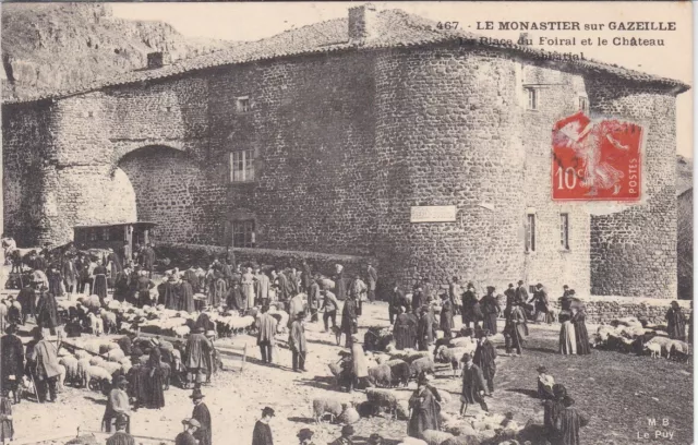 43 : Cp Le Monastier-Sur-Gazeille - Place Du Foiral Et Le Chateau Abbatial