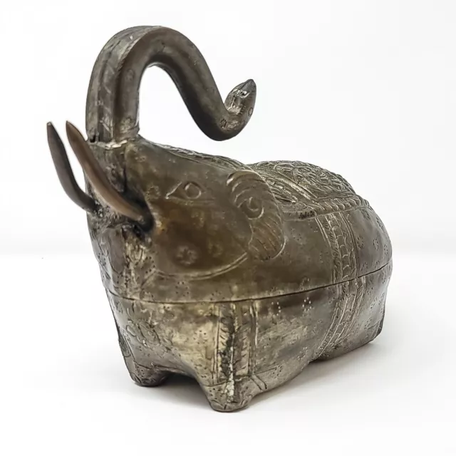 Vintage Indonesian Malay Indian Sirih Betel Box Elephant Hand Chased Detail