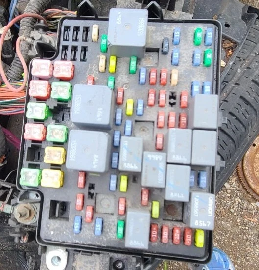 20032006 GMC YUKON Denali Engine Fuse Box Relay Junction Assembly 80.