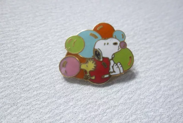 snoopy woodstock peanuts bubbles vintage pin's badge