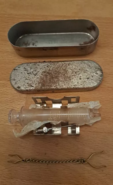 Antike Spritze aus Glas Dose aus Metall Medizin Vintage French Antik