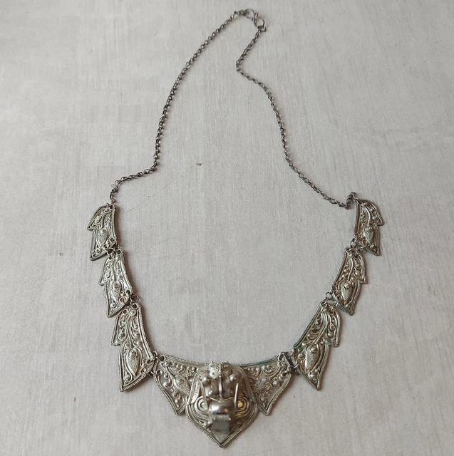 Ancien collier ethnique décor Dieu Barong, en argent, Bali / Indonésie
