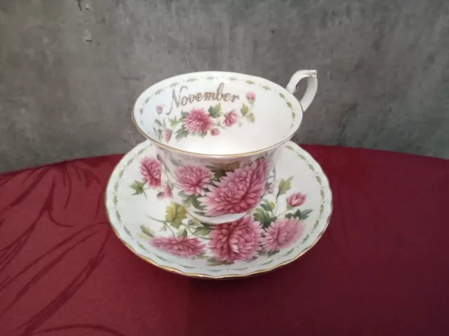 Royal Albert - Flower of the month Tasse und Untertasse - November