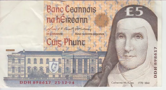IRELAND BANKNOTE P75b-8617  5 POUNDS PREFIX DDH  21-12-94, VF               2001