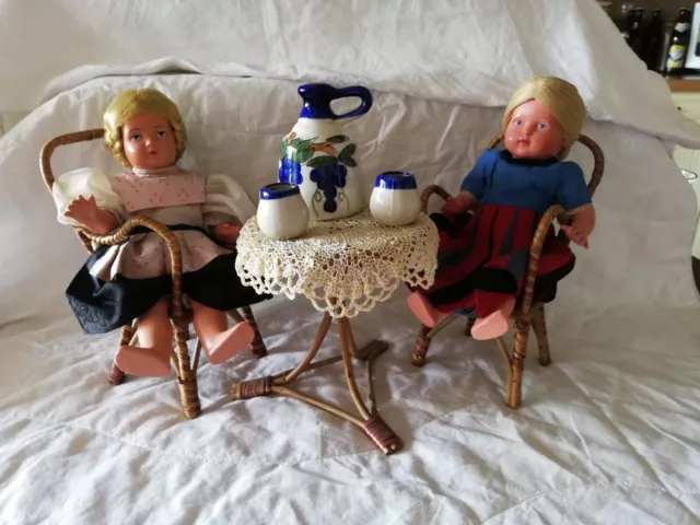 Antike Puppen mit Sitzgruppe