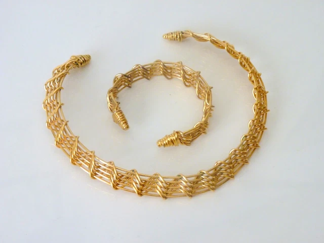 Joli collier vintage en métal doré - France