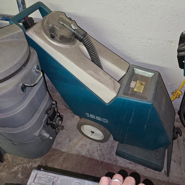 Carpet cleaner Tennant Self-Contained Carpet Extractor 1220