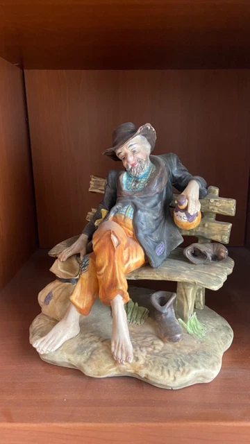 Statua CAPODIMONTE Ceramica Uomo Seduto Su Panchina Ubriaco - misura 22x24 cm