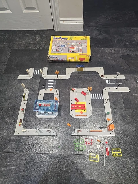 Lot Majokit La Poste Majorette 7401 + 65 Pièces De Construction (occasion)
