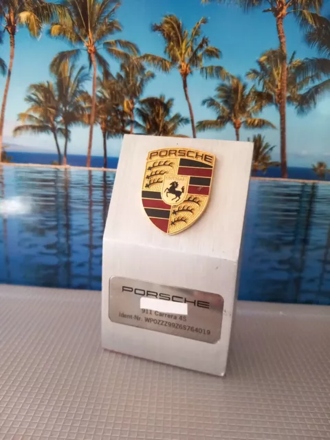 PORSCHE 911 Carrera 4S Briefbeschwerer für Erstbesitzer / Alublock mit Wappen.