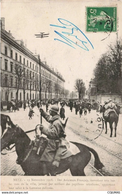 57 - METZ - S12127 - Des Aviateurs survolant les Rues de la Ville jetant