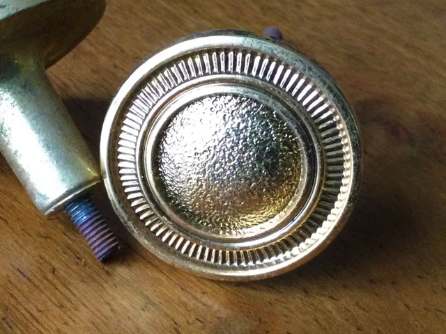 anciens 2 boutons de tiroirs ou porte de meuble en bronze Style Louis XVI