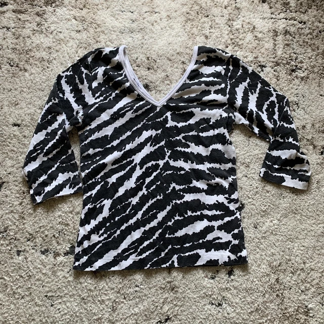 Vintage 1980s Womens Black And White Printed Shirt Size Small V Neck Used Faded