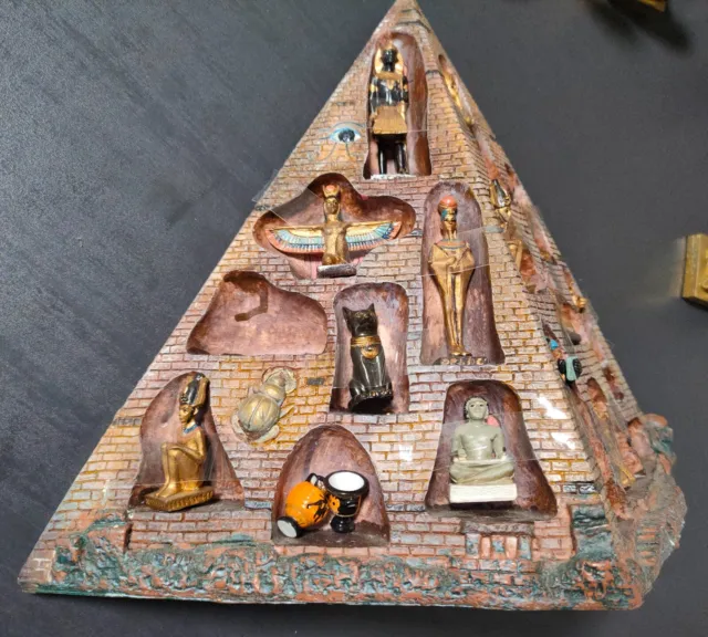 Présentoir figurines Egypte en forme de demi pyramide, Collection Egypte.