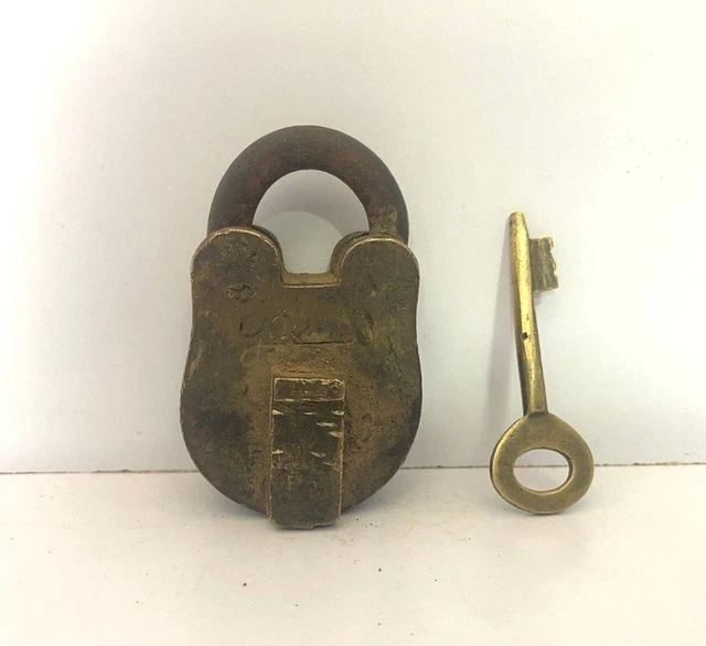 Ein Altes Vintage Messingeinzigartiges Vorhängeschloss Mit Schlüssel.