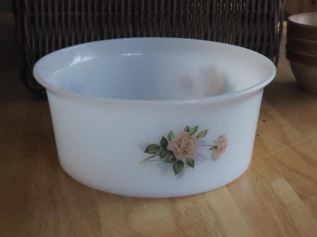 Joli plat à soufflés en ARCOPAL, décor floral - FR