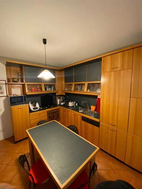 cucina angolare con elettrodomestici usata marca SARILA in Perfette Condizioni
