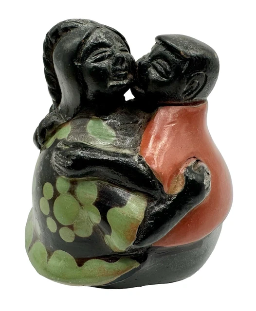 PERUVIAN CHULUCANAS FOLK Art Pottery Figurine Kissing Lovers Hugging