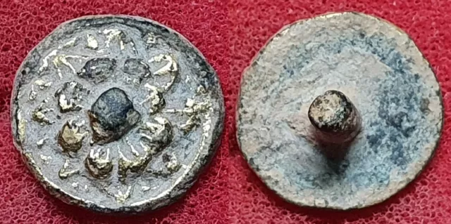 Adorno motivo Medieval de Bronce Baño de Oro. Peso 3,06 gr. 15 mm.