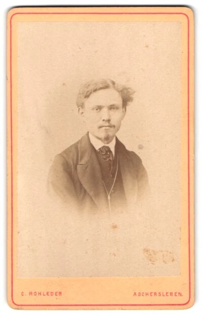 Fotografie C. Rohleder, Aschersleben, Portrait junger Mann im Anzug mit Victor-