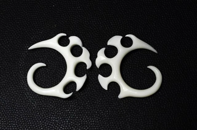Pair 8 Gauge 3mm Organic Carved White/Ivory Tribal Alien Spine Taper Hanging 2