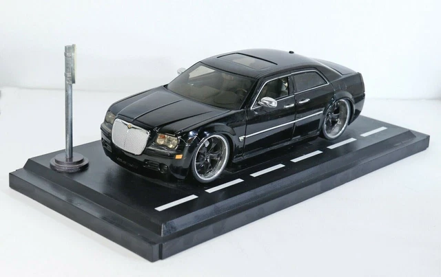 JADA DUB CITY 1/18 Chrysler 300 C HEMI Big Ballers BLACK w/ Road
