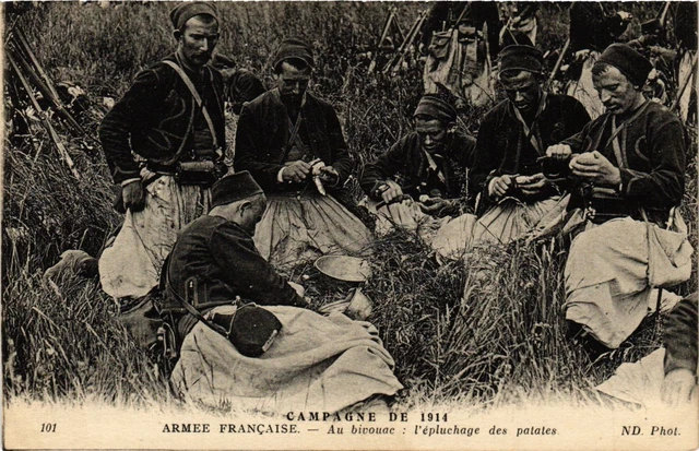 CPA AK Militaire Armée Francaise Au bivouac: l'épluchage des patates (697789)